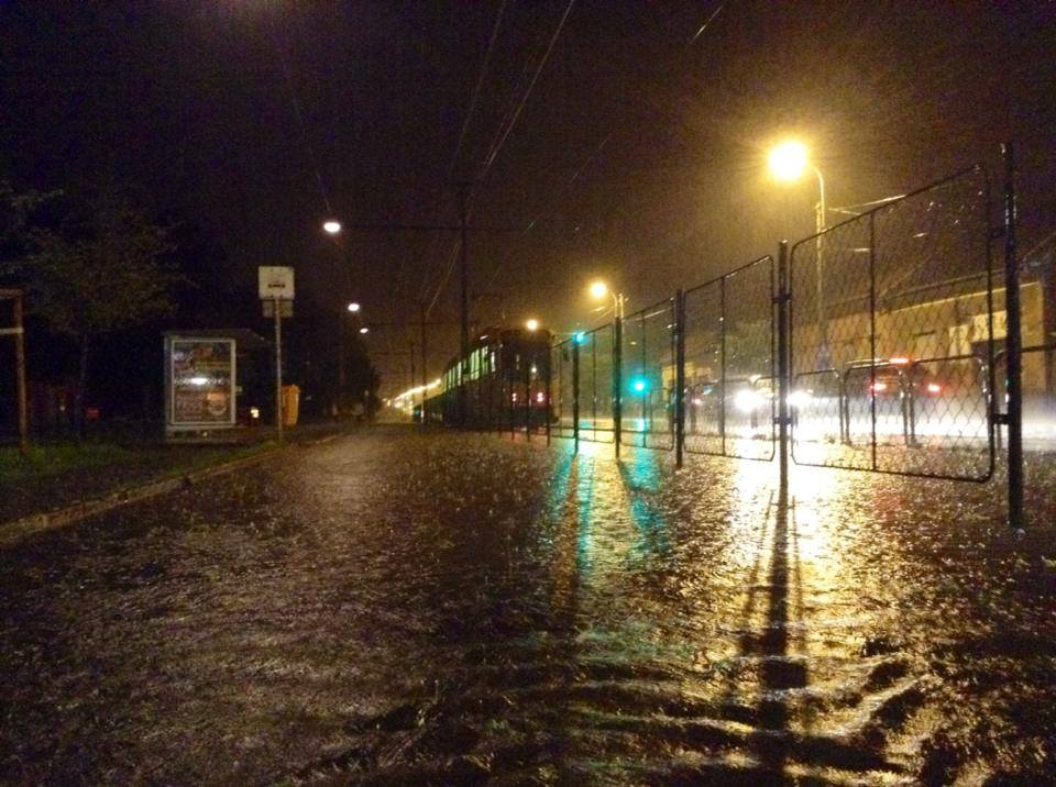 Víz alá került az 50-es villamos vonala tegnap este - fotók