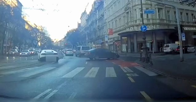 Áthajtott a piroson, majd a nagykörúti villamossínen haladt tovább egy Lamborghini – videó