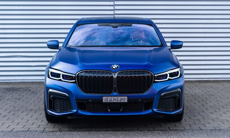 521 lóerő és zöld rendszám, itt a szupersportos BMW 745Le