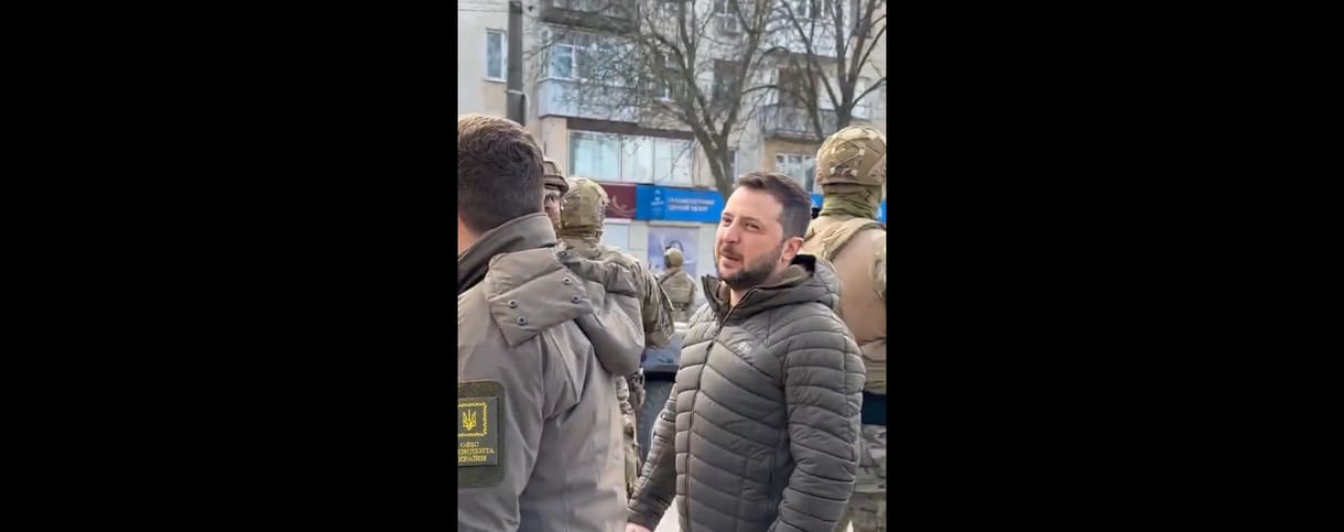 A felszabadított Herszonba látogatott Zelenszkij – videó