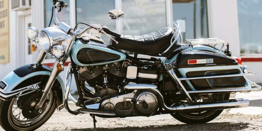 Eladó Elvis egyik hófehér limuzinja és egy Harley-Davidsonja