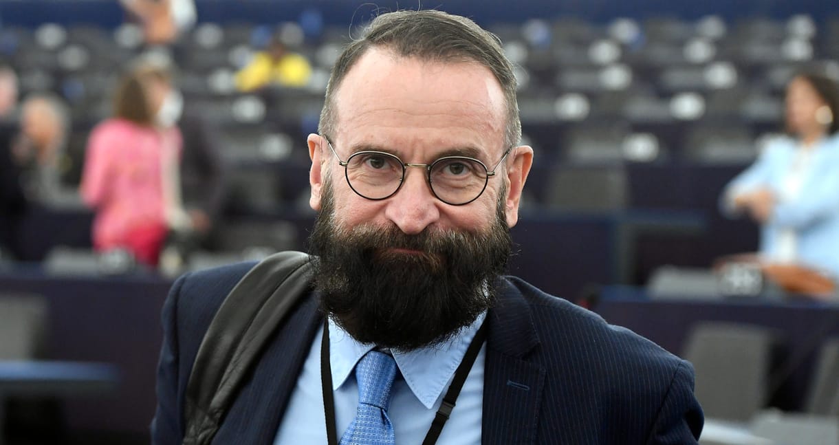 Máris több kisfilm készült Szájer meneküléséről
