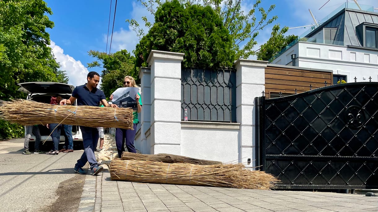 Fertő tavi cölöpházak darabjait vitték Mészáros Lőrinc villája elé