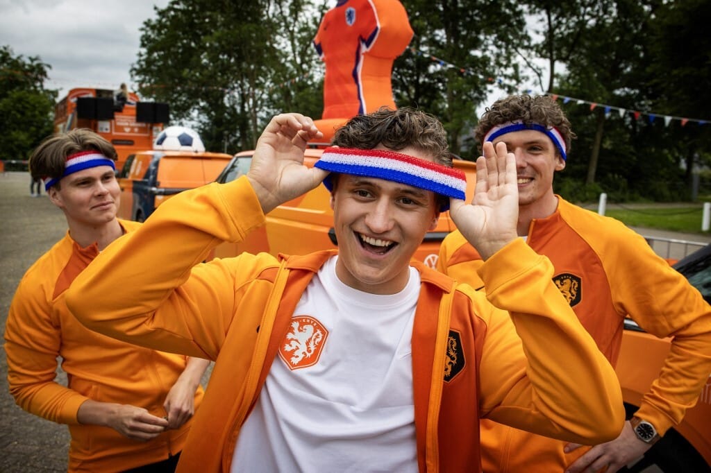 Videó: így vonul több tízezer holland szurkoló a stadionba Hamburgban
