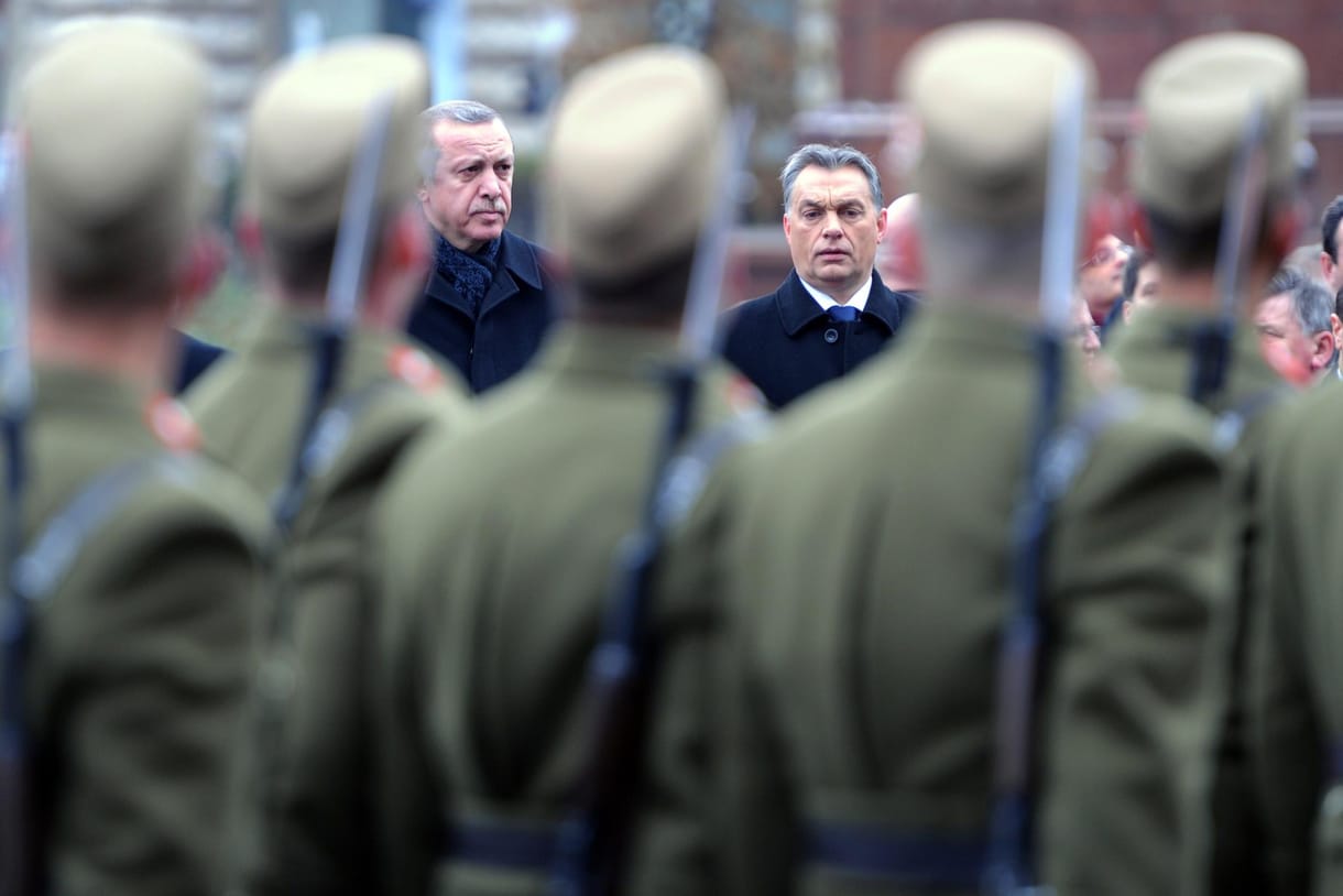 Orbán-közeli cégen keresztül veszünk harci járműveket a háborúzó Erdoganéktól 