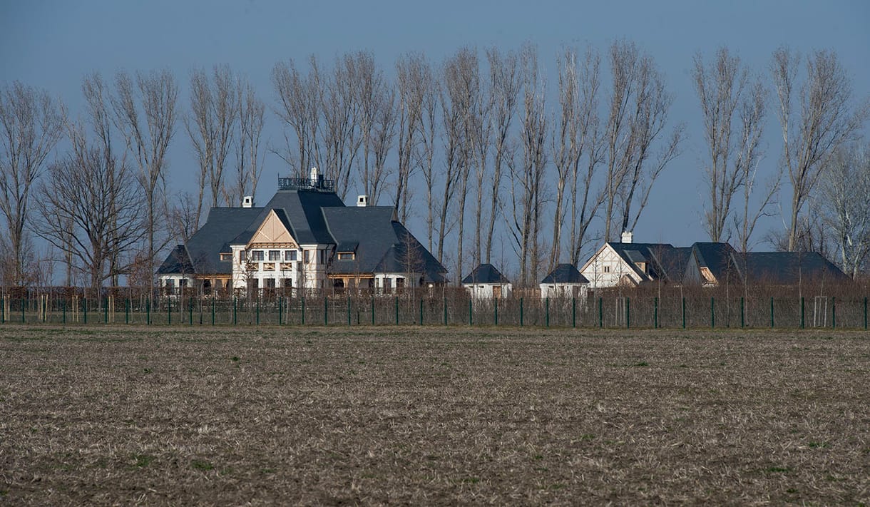 Fotók: Bejutottak a kastélykertbe, ahol Lázár Jánost sejtik