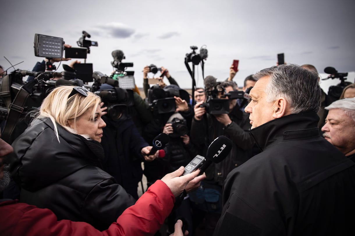 Orbán: A szabály az, hogy minden menekültet segíteni kell