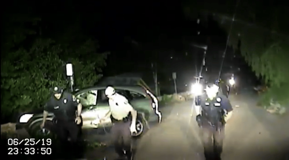 Videó: Klasszikus módszerrel szabadították ki az autóban rekedt a medvét az óvatos rendőrök