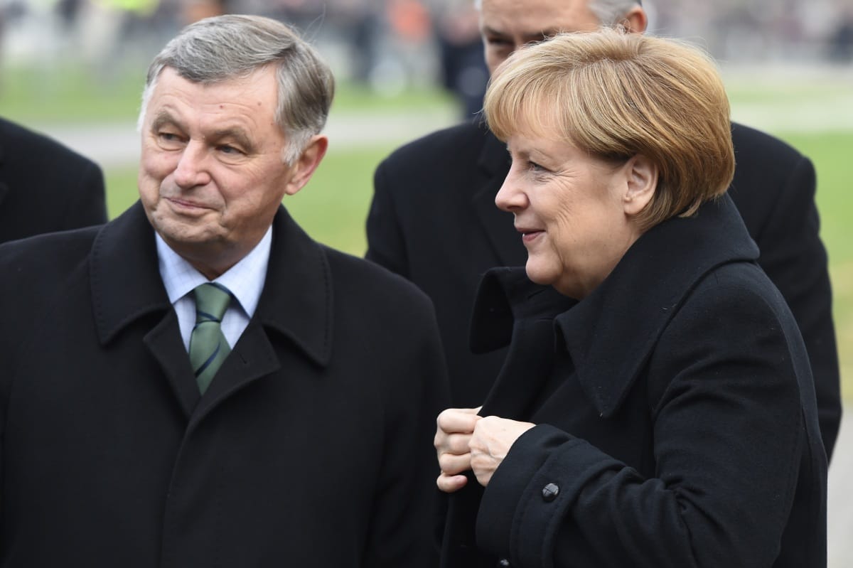 Merkel hatalmasatt bakizott: 