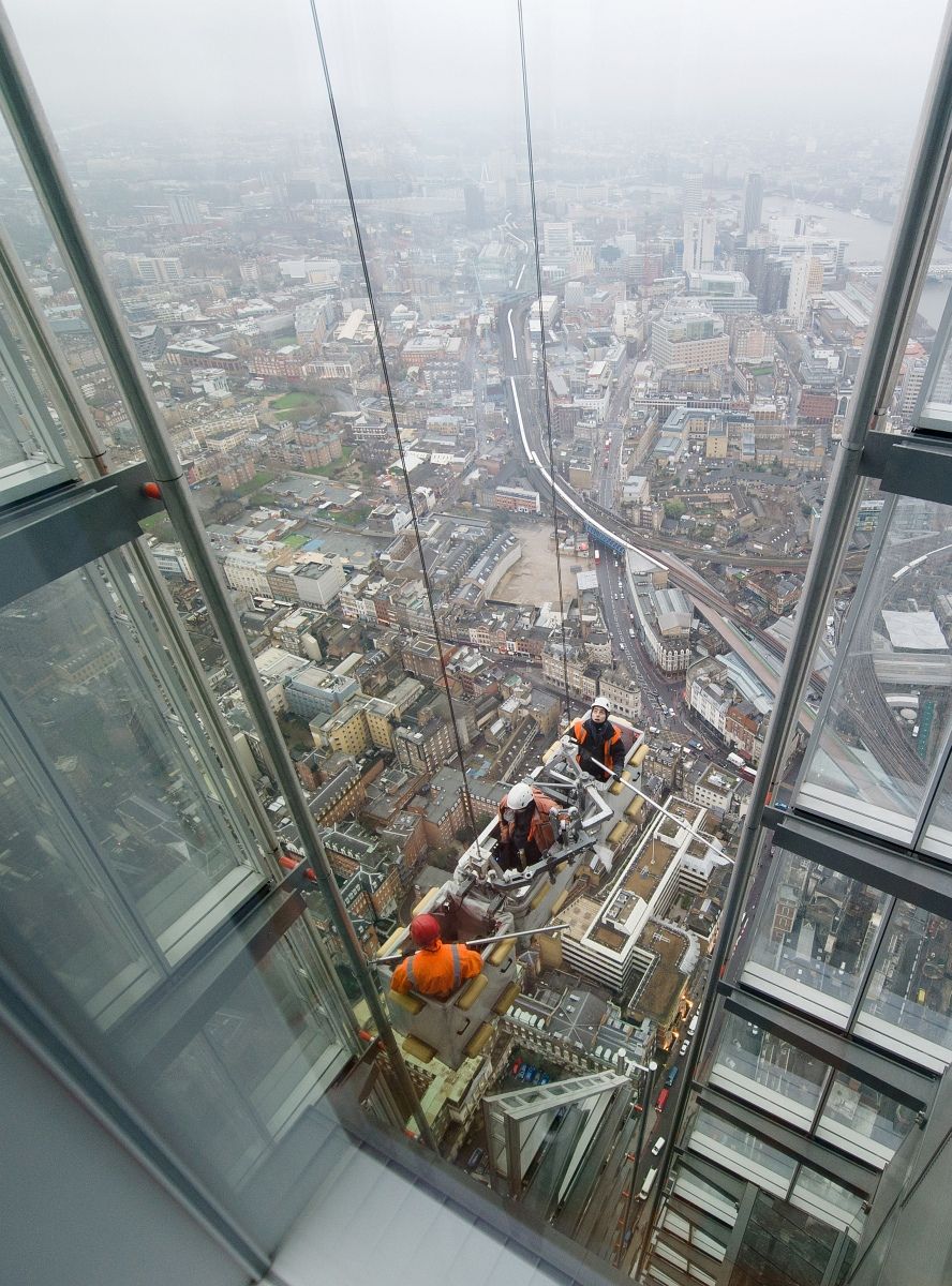 Greenpeace-esek másznak fel egy londoni felhőkarcolóra