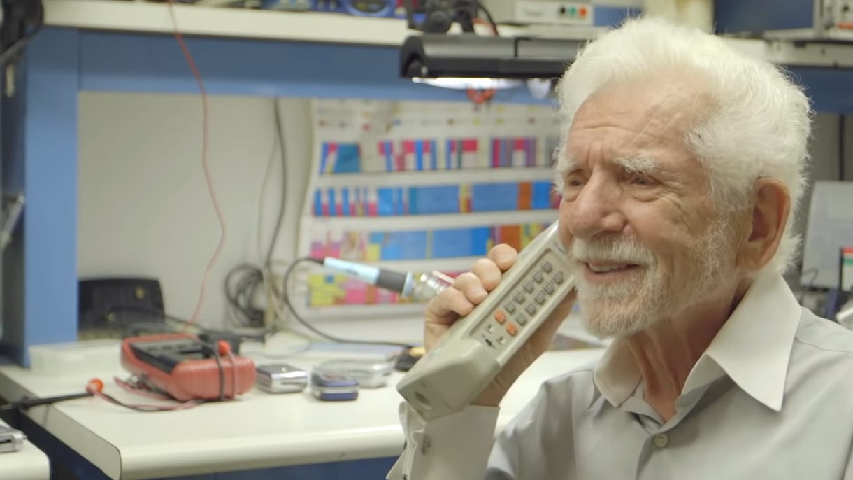 A mobiltelefon feltalálója bizakodó a mobiltechnológia jövőjével kapcsolatban, de aggódik néhány dolog miatt