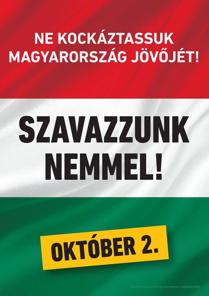 Egy szegedi bölcsőde udvarán is népszavazásos plakát virít