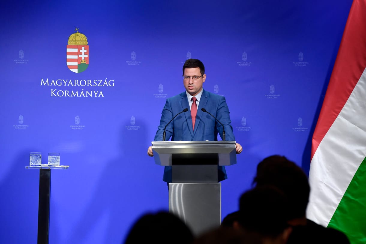 Gulyás kiegészítette Orbánt: a csirke far-hát árát is rögzítik
