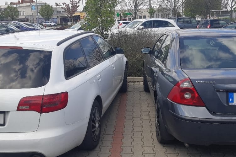 Egy ferdén sikerült parkolás miatt lett balhé Veszprémben, a rendőröknek kellett közbeavatkozni