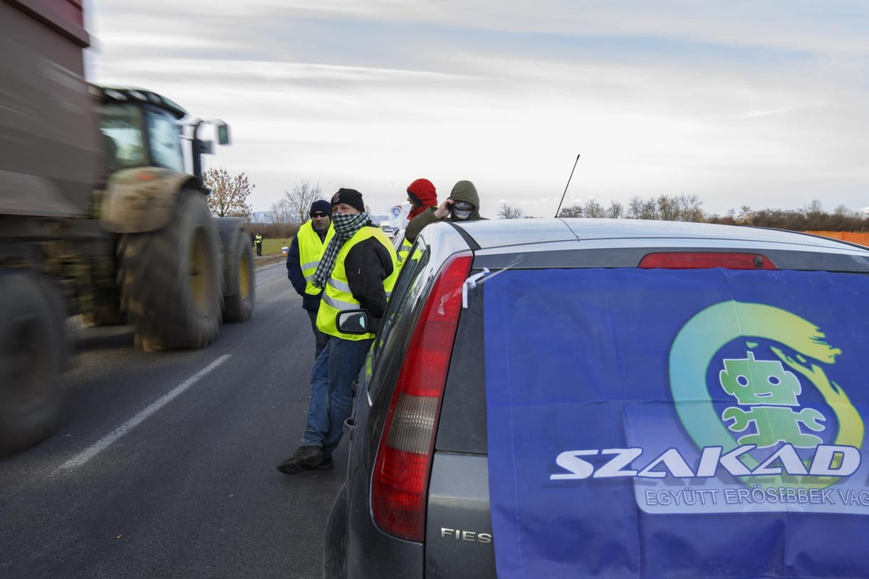 Szombathely mellett is forgalomlassító demonstrációt tartottak a szakszervezetek