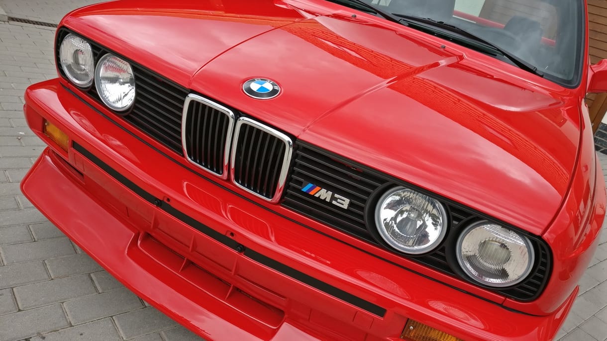 Menetpróba: mit virít egy 20 éves M3-as BMW a 610 lovas M760Li ellenében?