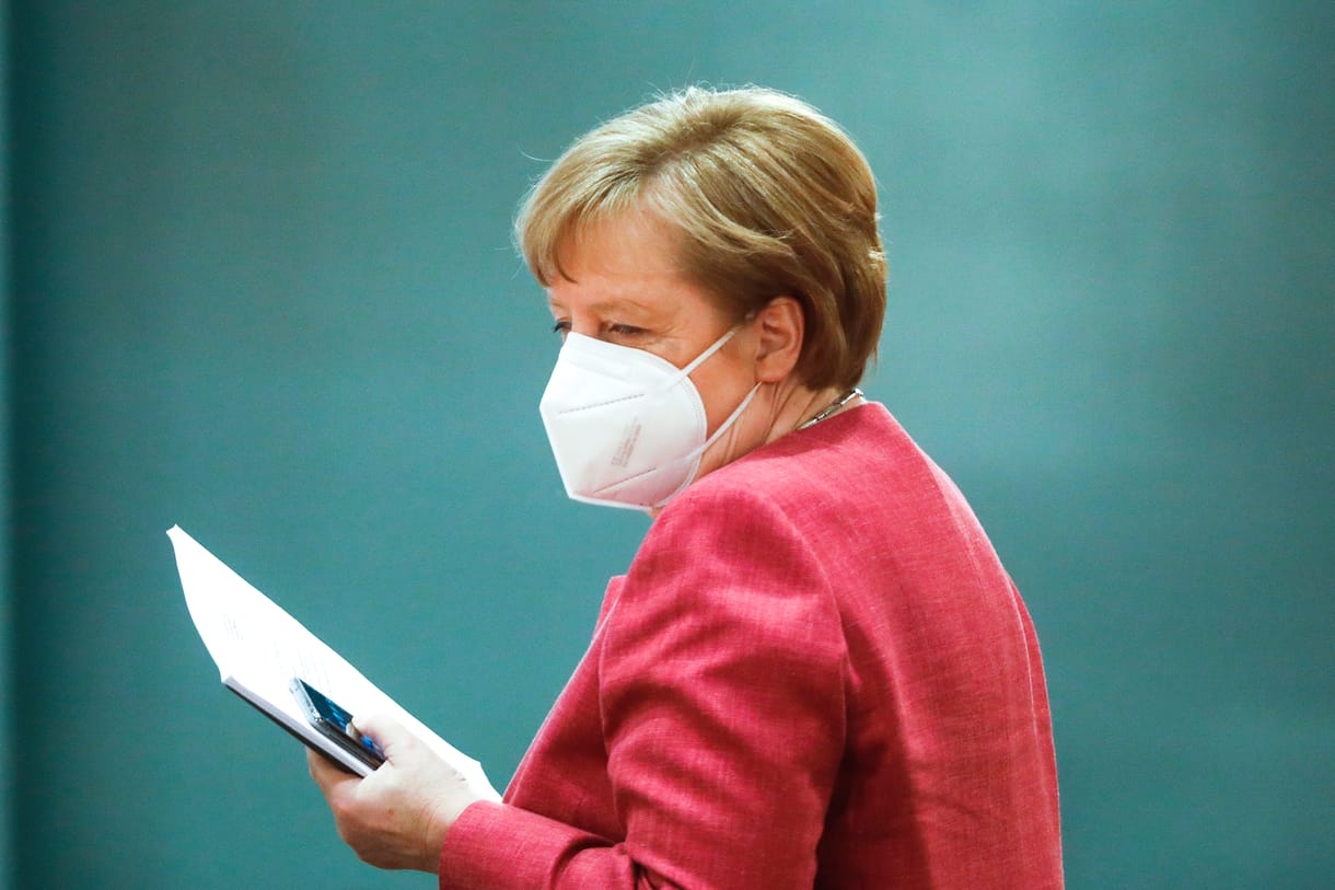 Merkel kezében ott a vészfék – a németek inkább szigorítanak a járványszabályokon