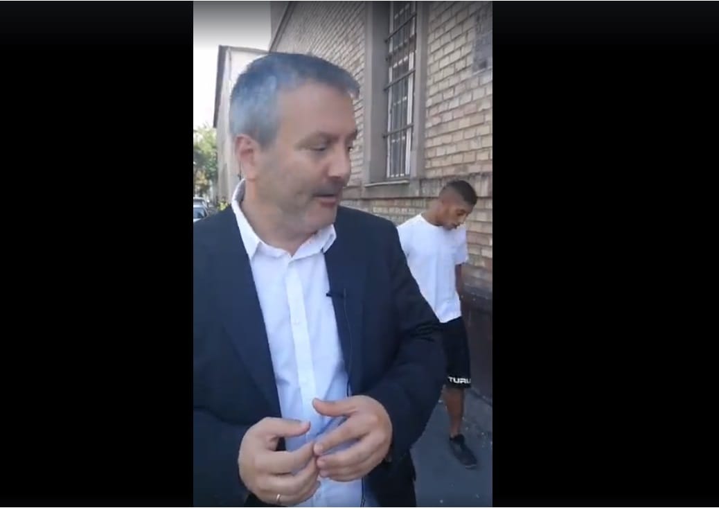 A Hős utcai problémákról beszélt videójában a politikus a helyszínen, amikor majdnem nekiment egy betépett fiú