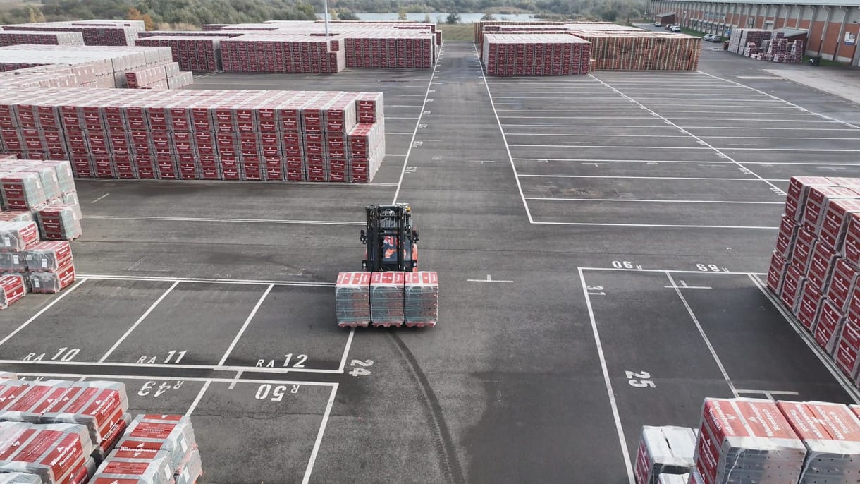 A világon elsőként Békéscsabán húzta fel szabadtéri digitális raktárát a Wienerberger