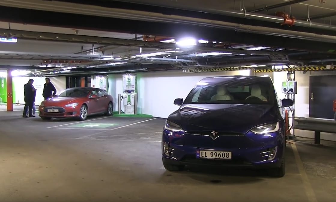 Videó: a világ legnagyobb elektromosautó-töltő parkolóháza