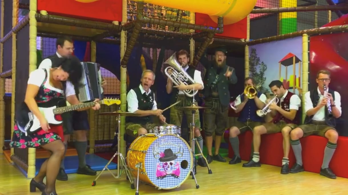 Így még biztos nem hallotta az AC/DC slágerét - videó