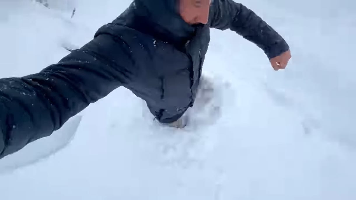 Derékig gázolnak az emberek a hóban a salzburgi Obertauernben (videó)