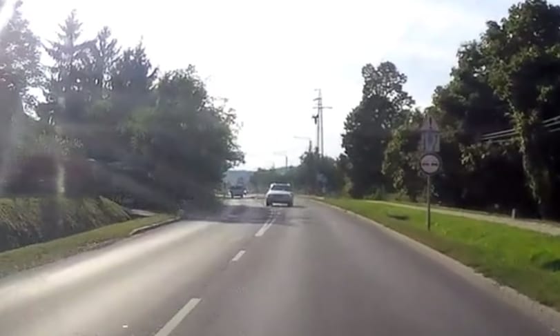 A nap videója a 10-es útról: 120-szal kerüli ki a BMW-s a zebrás terelőszigetet