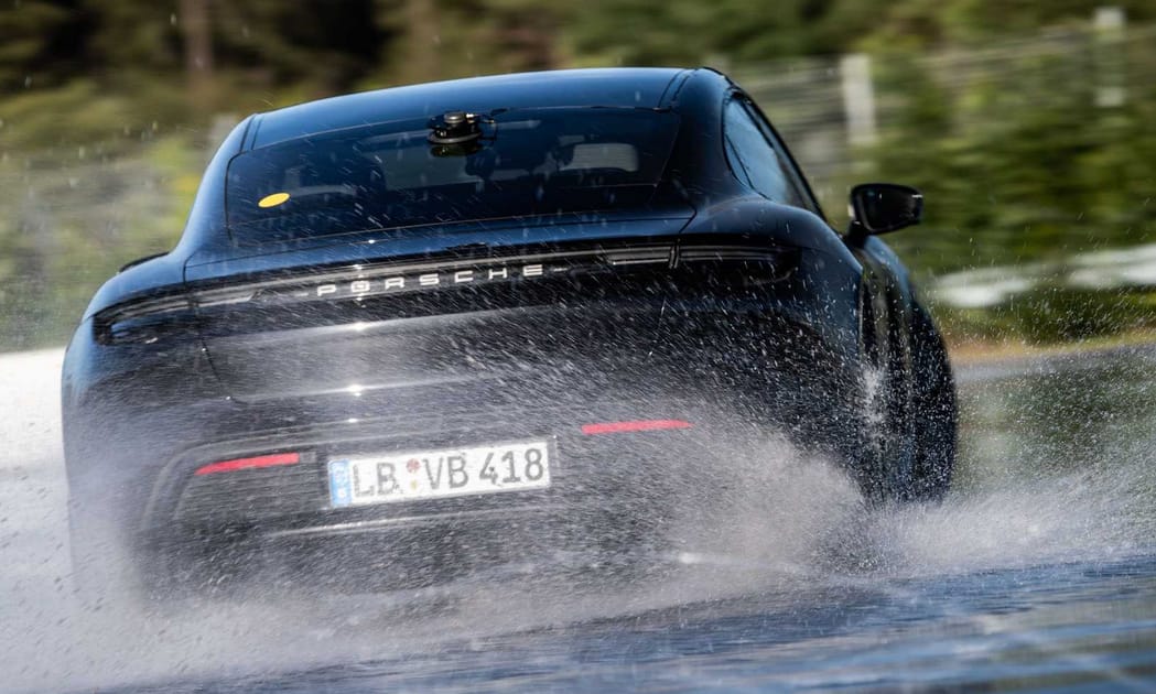 Új rekord: 55 percig drifteltek egy elektromos Porschéval