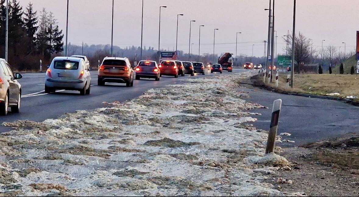 Mi kell ahhoz, hogy állati belsőségeket takarítsanak fel 700 méter útról?
