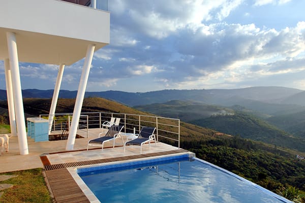 Szédítő panoráma a medencéből – lenyűgöző brazil luxusvilla