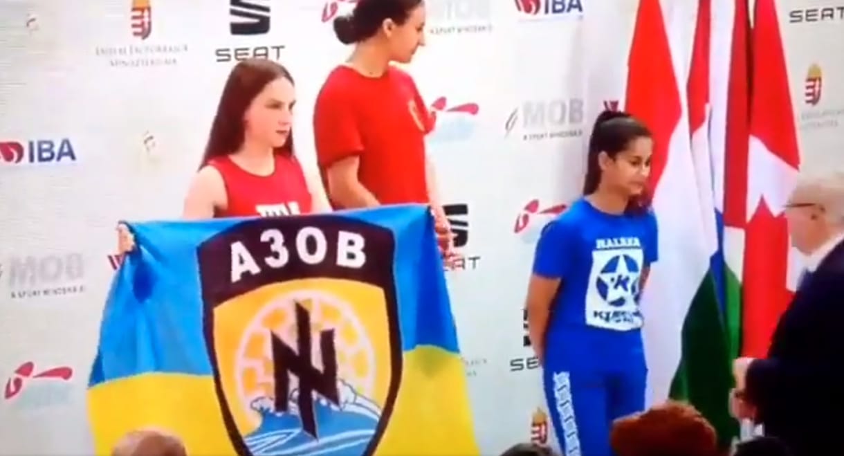 Az Azov-ezred zászlójával állt fel a dobogóra Egerben az ukrán bokszolónő