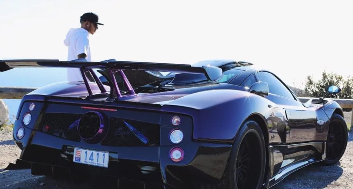 Csúnyán összetörték Lewis Hamilton korábbi büszkeségét, egy 3,8 milliárd forintos Paganit