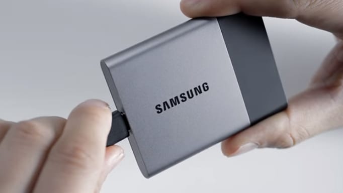 Sok filmet tárolna? Több mint 2000 GB elfér a Samsung új, hitelkártya-méretű meghajtóján