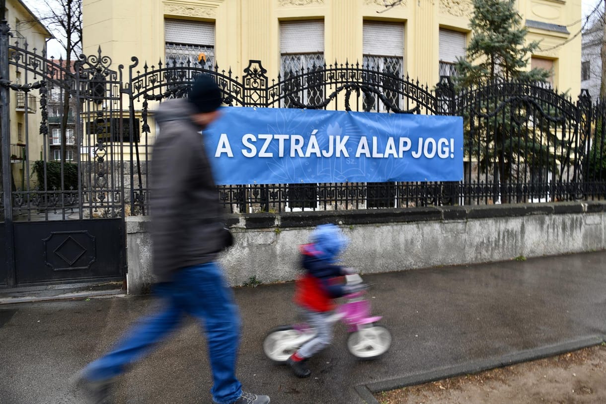 Nemzeti kerekasztalt követel az oktatásról a Pedagógusok Szakszervezete