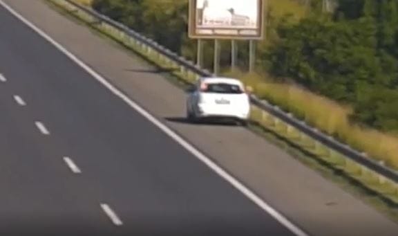 Megállt egy autós az M1-esen, hogy kidobja az ablakon a szemetét – videó