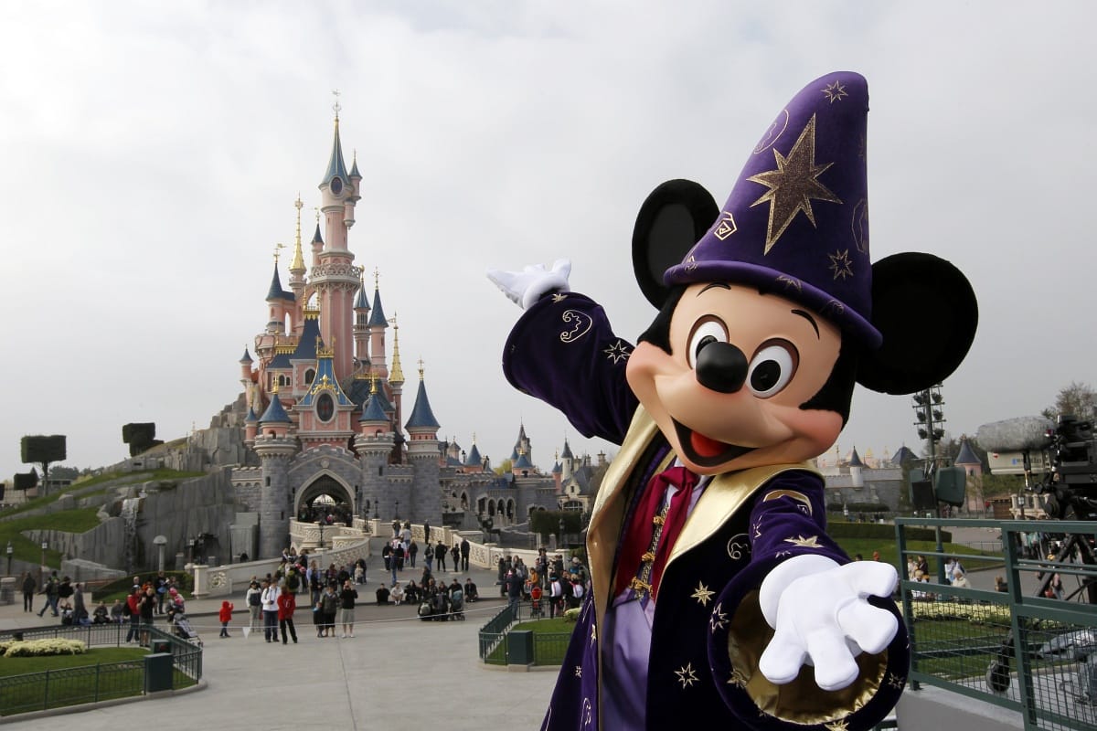 A Disney Worldre gyűjtött, de inkább a Dorian áldozatainak adta a zsebpénzét egy kisfiú