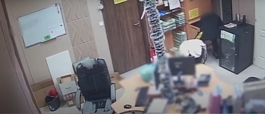 Négy futár ellopott félmillió forintot az őket alkalmazó cégtől, ám a videókamerával nem számoltak- videó