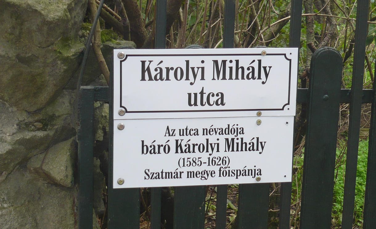 Trükkös utcatábla Károlyi Mihályról egy kormánypárti városban