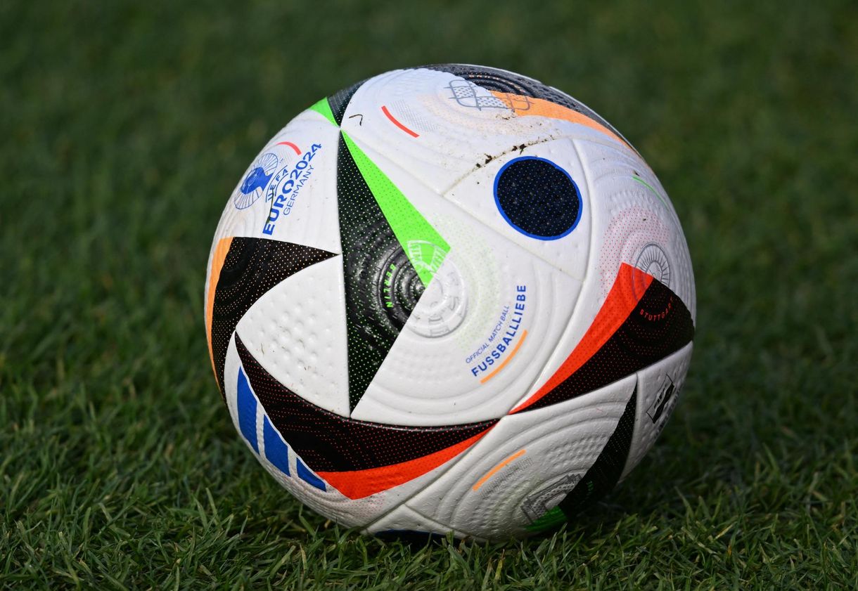 Kívül színes, belül high-tech – ilyen a nyári foci-Eb labdája, a Fussballliebe