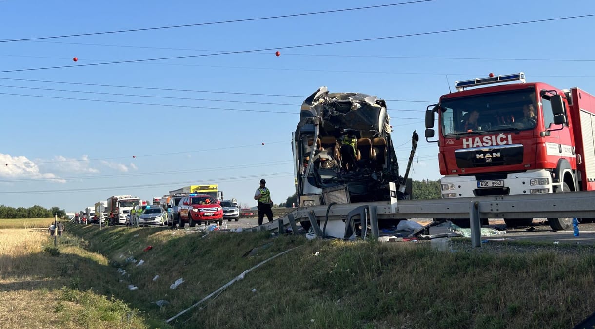 Budapestről Prágába tartó busz ütközött össze egy másik busszal Brno mellett, az egyik sofőr meghalt, 76 ember megsérült