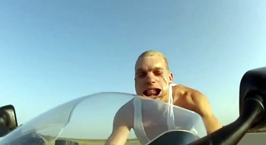 Ilyen az arcod egy 250-nel száguldó motoron bukósisak nélkül