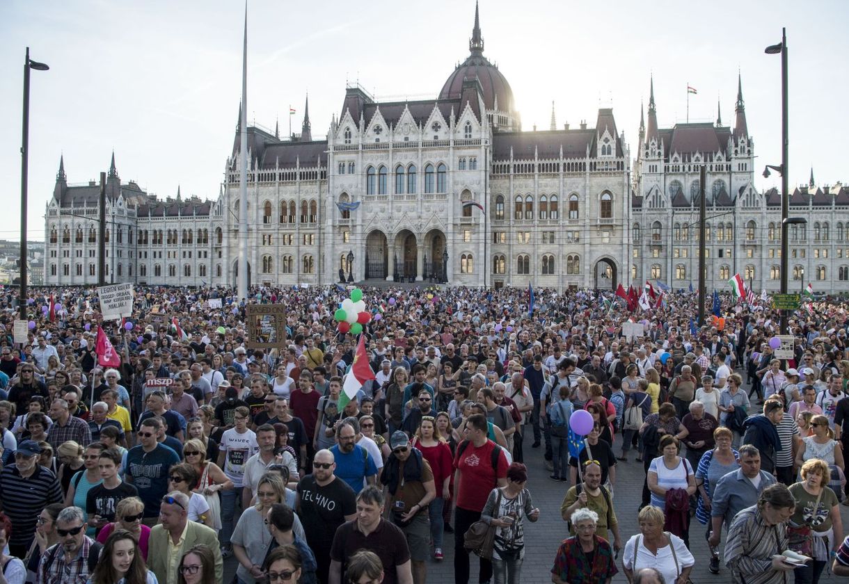 Kiraknák az MSZP-közeli kutatóintézetet a Kossuth térről
