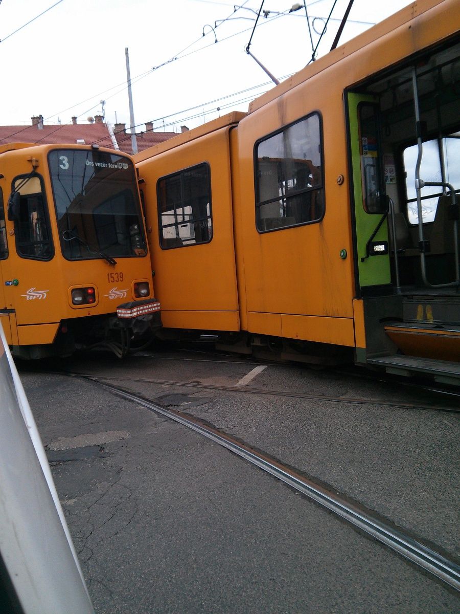 Fotók: így szaladtak egymásba kanyarodó villamosok Zuglóban