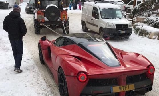 A nap fotója: a 3 milliárd forintos Ferrari és a hó esete