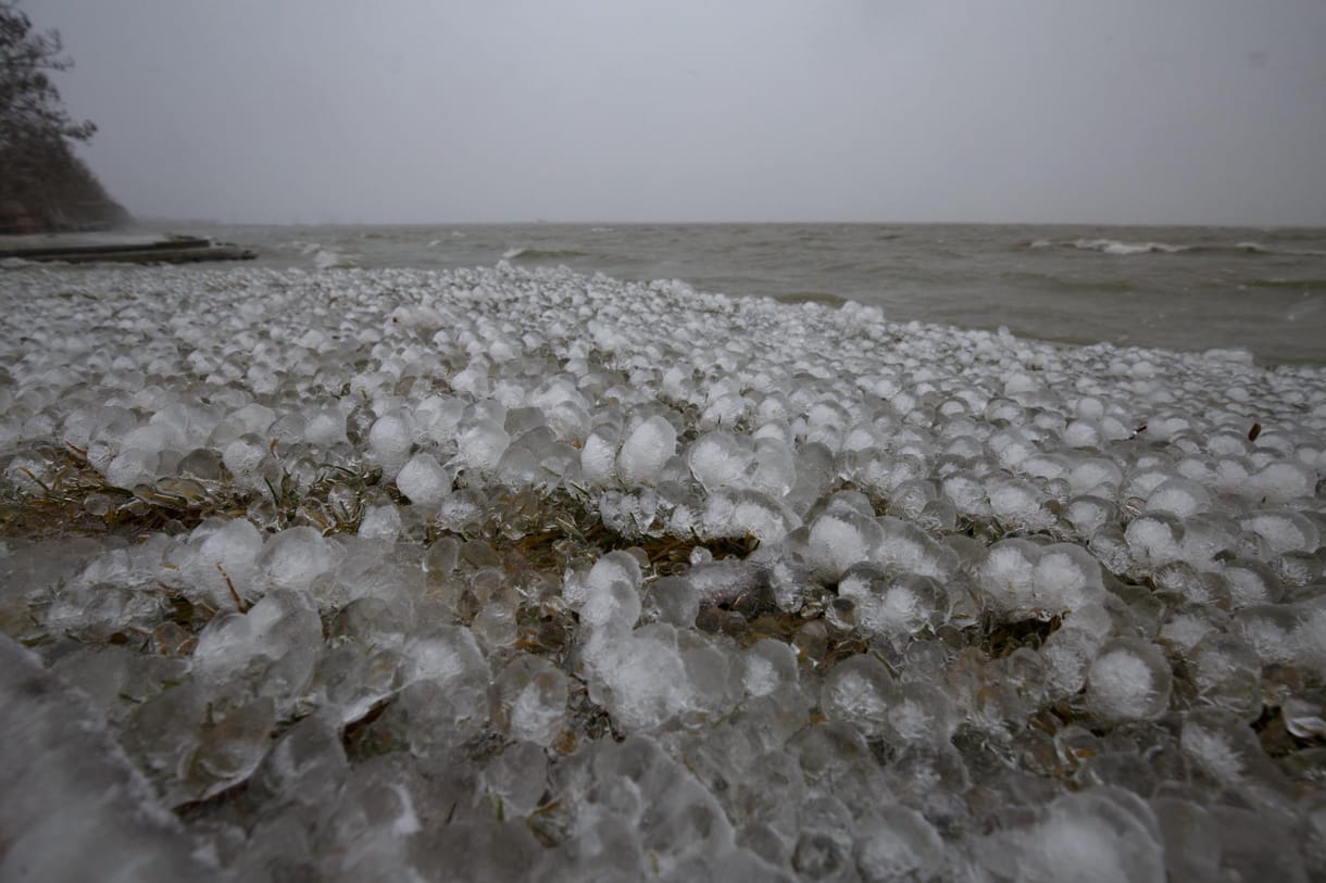 Vastagodik a jég a Balatonon, de nem lehet rámenni