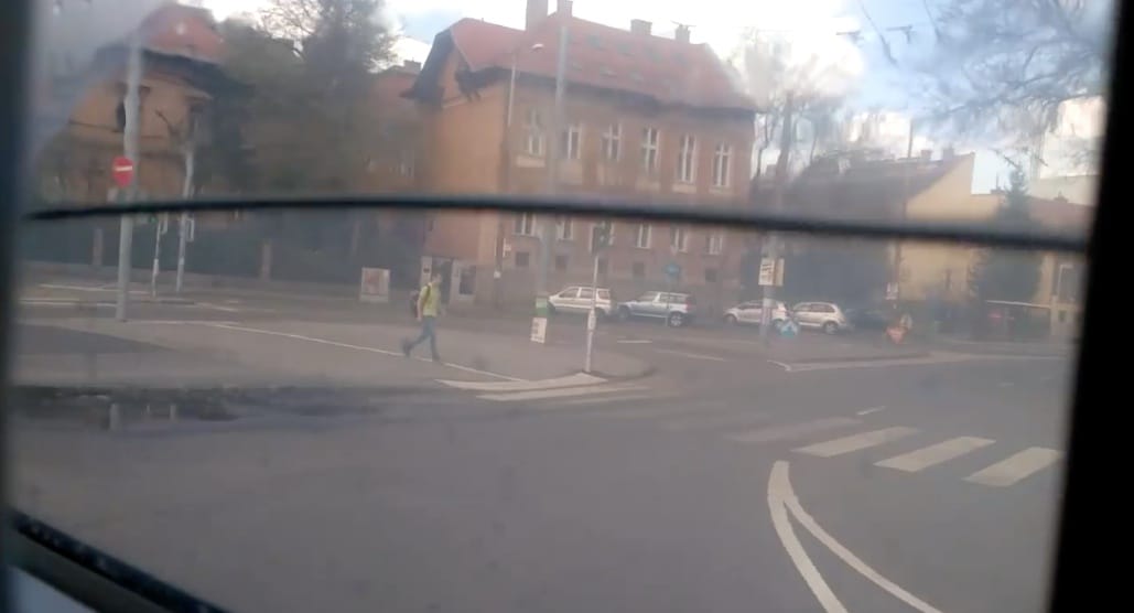 Világszenzáció a Volánbusznál: lassan akvárium is lehetne a busz ablaka – videó