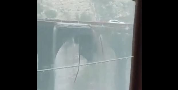 Az áthaladó autók alatt omladozott egy híd Szicíliában – videó