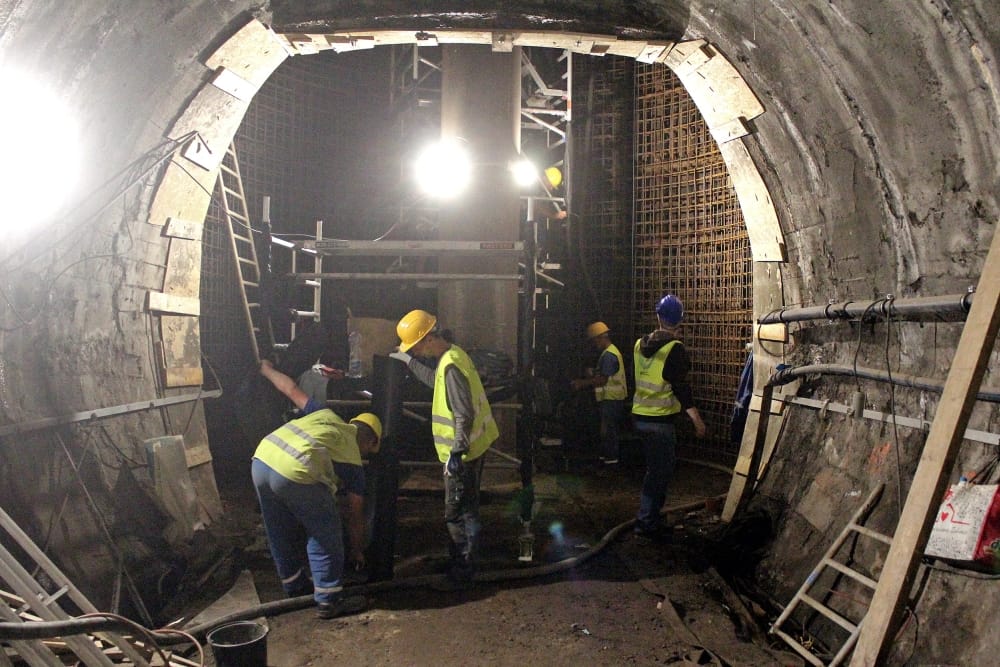 Majdnem egymilliárdba kerül egy ferdelift a 3-as metró felújított állomásain