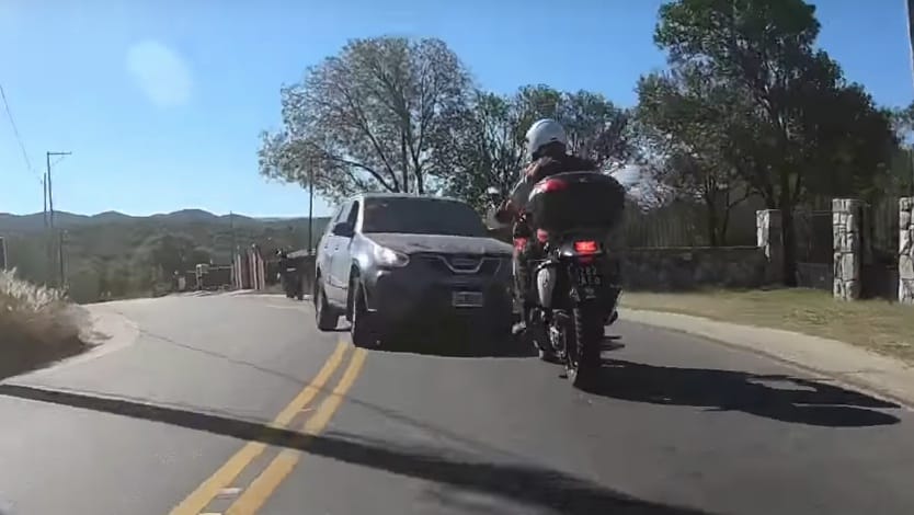 Alig tettek meg néhány kanyart, frontális baleset lett a motorozás vége – videó