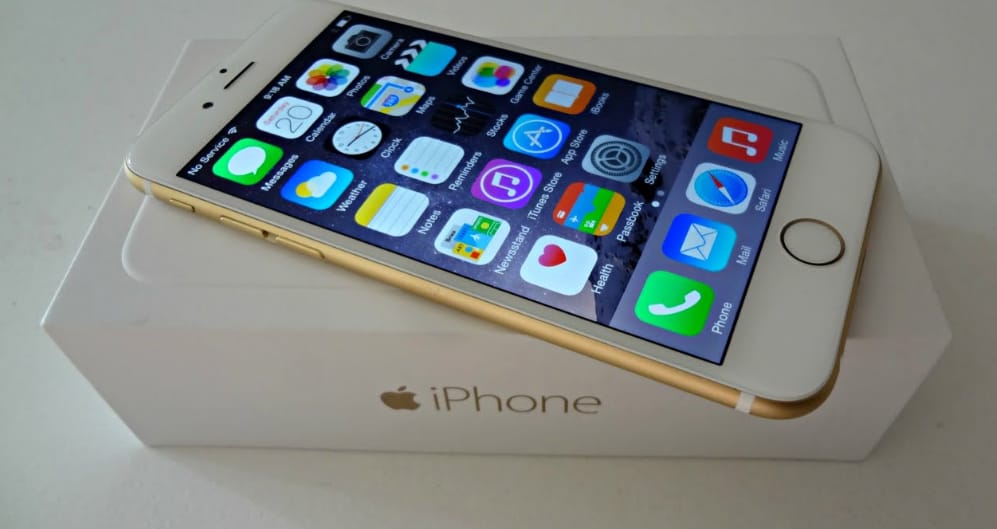 Dagad a botrány: már egy szenátor is faggatja az Apple-t az iPhone-lassításról